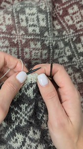 This is a very cool decorative bind-off I’m using for the edges of my #elzasweater. It creates such a neat, polished finish. It’s called the i-cord bind-off and to do it, you simply cast on 2 stitches at the start of the row/round using cable or knitted cast-on, and then repeat a sequence of knitting 2, working an ssk, and sliding those 3 stitches back to the left needle until all your stitches are worked. Then, you just bind off the remaining three stitches normally. 🧶 This project was actuall