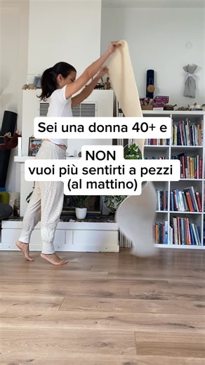 Veronika Vasko Yoga on Instagram: "Girono 13 di un anno di yoga che si adatta all mia vita (come donna e mamma lavoratrice di 41 anni). Pratico yoga da 20 anni e lo insegno da 16… la cosa più importante per me nkn è di fare di più, ma di mantenere un routine piacevole e sostenibile nel tempo. Sperando che così anche a 70 anni posso srotolare il tappetino yoga con sorriso. Lo stesso approccio trovi anche nella mia scuola yoga online SuperYogi: pratiche brevi, vari che si adattano alla tua vita. S