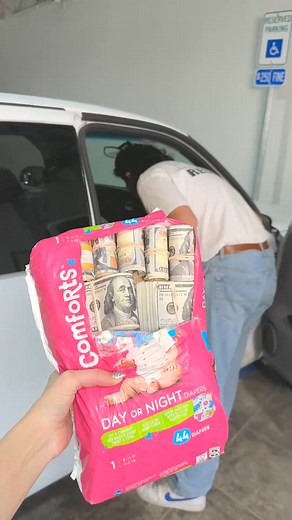 13 reactions | Compassionate stranger extends a helping hand and gets blessed! | Laugh, Cry and Smile | Facebook