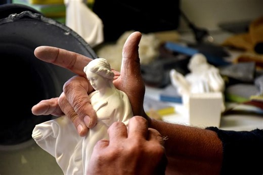 D'Ambert au Louvre : depuis 170 ans, cette entreprise conçoit objets religieux, souvenirs et insignes militaires
