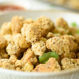 Cauliflower popcorn is possibly the yummiest (and most fun!) way to eat cauliflower. | Sugar Free Londoner - Low Carb Recipes