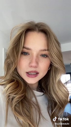 Julia Beautx (@juliabeautx)’s video of Doing Nails