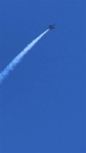 Loop de loop 😎 @USNavyBlueAngels #airshow #navy #aviation