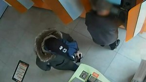 ING toont in detail hoe fraudeurs je bankkaart en pincode stelen wanneer je geld afhaalt aan een bankautomaat