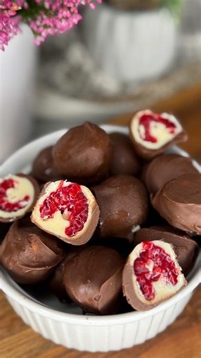 AMES // Ana-Maria Alexandru on Instagram: "Praline de zmeură în ciocolată – stil Franuí În loc să le cumpărăm din comerț, le vom face acasă — delicate, răcoritoare și absolut delicioase! Aceste praline de zmeură îmbrăcate în ciocolată, inspirate de celebrele Franuí, combină prospețimea fructelor cu finețea ciocolatei albe și aroma bogată a ciocolatei cu lapte. Se fac rapid, fără coacere, și arată spectaculos — perfecte pentru un desert elegant, o gustare dulce sau o surpriză pentru cei dragi. 📜