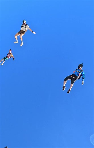 Skydiving, it’s what we do — but it’s never just a jump. It’s about facing fear, trusting the process, and stepping out of your comfort zone at 13,000 feet. It’s the moment nerves turn into laughter, strangers become teammates, and memories are made that last a lifetime. Whether it’s your first time or your hundredth, every skydive reminds us why we fell in love with the sky in the first place. Blue skies, big smiles, and moments that matter. ✈️🪂 | Thai Sky Adventures