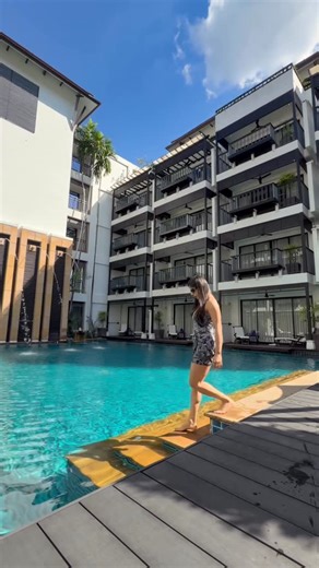 Malika khurana on Instagram: "Life as a day trader on vacation📈 #malikatrades #forex #trading #profit"