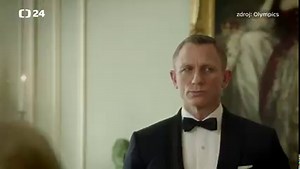„Dobrý večer, pane Bonde,“ pozdravila královna Alžběta II. agenta 007 v krátkém videu k zahájení olympijských her v Londýně v roce 2012. Po boku herce Daniela Craiga pak vyrazila k vrtulníku, který ji „dopravil“ na olympijský stadion ve Stratfordu. Podle tehdejšího ředitele oddělení dramatických pořadů BBC podala panovnice při natáčení bezchybný výkon. | ČT24