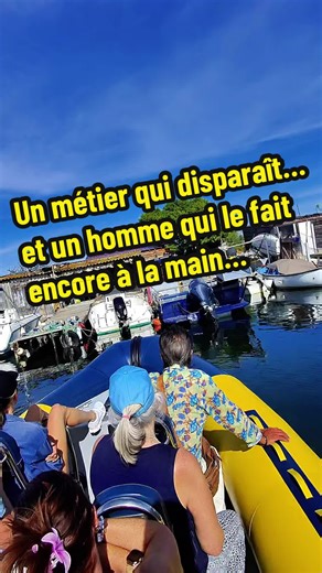 Voici un métier que l’on ne voit presque plus aujourd’hui : le remendeur. Remender, c’est réparer les filets de pêche à la main, un savoir-faire ancien transmis de père en fils. Ce métier-là ne s’apprend pas vraiment dans les livres. Il se regarde, il s’écoute, il se vit. Aujourd’hui, les machines font le travail, et les remendeurs se font rares. Mauriso fait partie des derniers remendeurs de la Pointe Courte. Ancien pêcheur, pêcheur devant l’Éternel, il continue à réparer les filets, comme on l