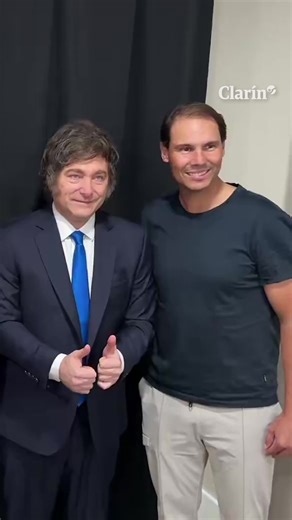 “ESTAMOS PARA HACER UN DOBLES”: EL ENCUENTRO DE MILEI CON RAFA NADAL, NALBANDIAN Y MOYÁ EN MIAMI Antes de su discurso en el American Business Forum, el presidente Javier Milei protagonizó un distendido encuentro con Rafael Nadal, David Nalbandian y Carlos Moyá. “No te la puedo creer”, exclamó el mandatario al ver entrar al ex número uno del mundo. En la charla, en la que también participaron Karina Milei, el ministro Luis Caputo y el canciller Pablo Quirno, hubo bromas y buen humor. “Estamos par