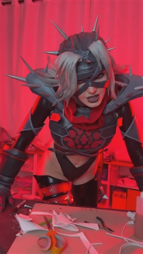 Jessica Nigri on Instagram: "This is honestly how making this cosplay made me feel lmaooo sometimes the characters energy alone can carry you out of the cosplay crunch void and across the finish line 🖤 #marvelrivals #malice #malicecosplay #marvelrivalscosplay Cosplay and wig made by me! I was very proud of what I was able to do with all that Eva foam haha. The 3d files for the shoulders spikes and circle things from @spearmastercosplay !"