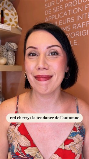 Avril Cosmétique Bio on Instagram: "LES RENDEZ-VOUS MAKE-UP AVRIL : RED CHERRY ✨️🍂 Oubliez le rouge classique : cet automne, la couleur star c’est le rouge cerise 🍒 Pourquoi on l’adopte ? 💋 Sur les lèvres, il offre un fini chic et audacieux 🖌En blush, il réchauffe instantanément le teint avec une touche de sensualité. 💅 En manucure, il incarne le glamour sans effort. Une nuance universelle qui flatte toutes les carnations et se décline en mat, satiné ou glossy. Résultat ? Un maquillage à la