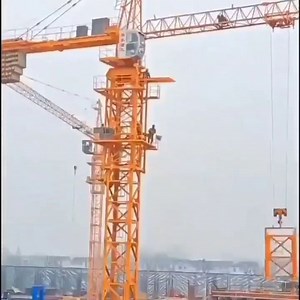 How a Tower Crane is Assembled 🏗 To rise to its maximum height, the crane grows itself one mast section at a time! The crew uses a top climber or climbing frame that fits between the slewing unit and the top of the mast. Here's the process: 🏗 The crew hangs a weight on the jib to balance the counterweight. 🏗The crew detaches the slewing unit from the top of the mast. Then, large hydraulic rams in the top climber push the slewing unit up 20 feet (6 m). 🏗The crane operator uses the crane to li