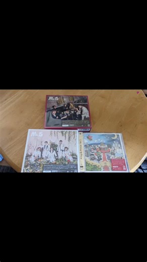 取りに行って来ました。 キンプリのベストアルバム💿 沢山の仕組みがあって嬉しい♡ でも後1ヶ月で3人が退社は考えれない 2人でもこれからも沢山のティアラ👑を楽しませて下さい😊 @King & Prince_J Universe #キンプリベストアルバム