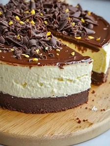 52K views · 52 reactions | SERNIK CZEKOLADOWY Z BIAŁĄ CZEKOLADĄ I PISTACJAMI  Kremowy sernik na zimno z białą czekoladą, chrupiącymi pistacjami i kakaowym spodem — elegancki deser bez pieczenia. SKŁADNIKI: 200 g pokruszonych herbatników maślanych 2 łyżki kakao Przepίs w koʍenτarzu ❤ | Przepisy dnia | Facebook