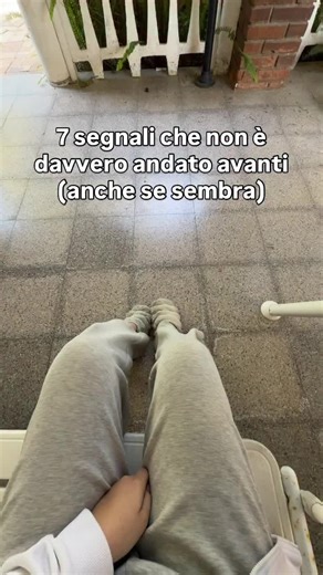 A volte sembra sicuro, freddo, avanti con la sua vita… ma ci sono dettagli minuscoli che rivelano il contrario. ⸻ 1️⃣ Controlla ancora i tuoi profili Magari non mette like, ma guarda tutto. Chi fa davvero “fine”… smette di monitorarti. ⸻ 2️⃣ Reagisce quando ti vede felice Non te lo dice, ma si irrigidisce, sparisce o manda messaggi strani. La vera indifferenza non ha scatti. ⸻ 3️⃣ Ti scrive nei momenti sbagliati Di notte, dopo un litigio, quando è solo. Chi è davvero avanti non torna “solo quand