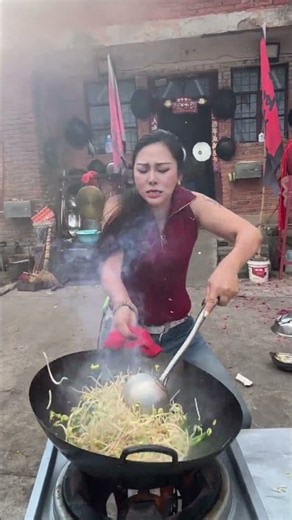 新锅到手放爆竹🧨 午后灶台来报到 一边炒菜一边跳 看谁本领比我高 #伙伴计划 #原创视频