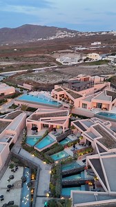 ⭐️A magical evening in the private pool at domes novos santorini hotel 🌙 @domesnovossantorini 🏷 Tag someone you want to be there with 📍 @domesnovossantorini 🇬🇷 Santorini, Greece #santorini | itzik_balas