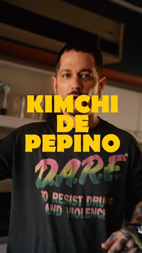 Juan López Moreira on Instagram: "Kimchi rápido de pepino. Fresco y delicioso. Usá la IA de @samsungpy de manera práctica; para resolver al paso dudas que puedas tener y recordatorios que puedas olvidar. Todo con comando de voz. Esta receta aprendí en un taller con la chef Su de @restaurantesu_py - Ingredientes principales: Pepinos: 3 unidades . Sal gruesa: 2 cucharadas - Ingredientes para el relleno: Cebolleta (buchu): 2 manojos. Zanahoria: 1/4 unidad Cebolla: 1/2 unidad Cebollita: 3 tallos -Co