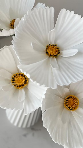 🧁🤍Cupcake Cosmos🤍🧁 These unhurried details are what make me fall in love with flower making all over again 🥰 A sweet addition to a bridal bouquet recreation 🤍 #clayflowersbyanna #clayflowers #cupcakecosmo #handmade #clay #coldporcelainflowers #bridal #bridalbouquet Music: Let it flow Musician: The Whale Circus | Clay Flowers By Anna