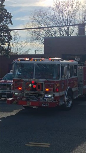 DCFD Engine 30 Responding #Shorts #fireapparatus #gogetembrothers