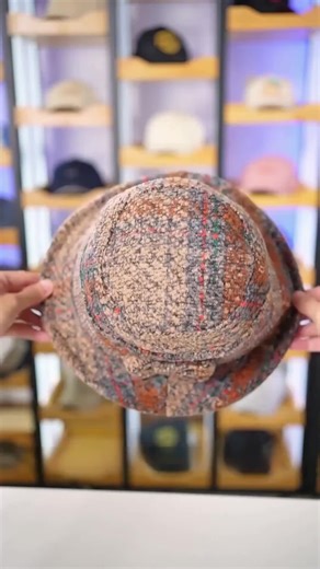 ⏳👒 Soft, vintage-inspired cloche hat that wraps you in timeless elegance. Crafted from lightweight faux wool, this women’s hat adds a touch of classic charm to any outfit — comfortable, cozy, and perfect for elevating your autumn and winter style. 🍂✨ Wear the past, feel the present. Limited availability — style waits for no one. 🛍️💫