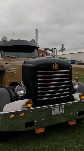 Ol' International Tractor! #trucking #minnesota #internationaltrucks
