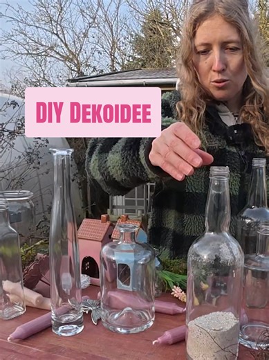 Upcycling Idee mit alten Flaschen ✨ Zum Dekorieren verwenden wir sehr gerne alte Glasflaschen. Likör, Essig oder Obstbrand - es gibt so schöne alte Flaschen. Mit Kerzen und den passenden Accessoires werden richtige Hingucker raus. ✨🌸 . . . #dekoideen #deko #diy #upcycling #upcyclingdeko