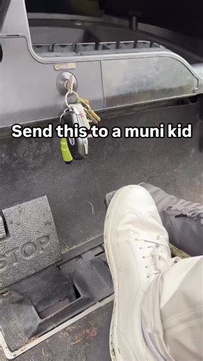 🚜 Muni cart mastery: smooth pedal finesse and essentials on the keychain — pure golf life vibes. Follow @vipgolf for more! via keithbennettgolf #golf #golflife #golfer #golfswing #golftips