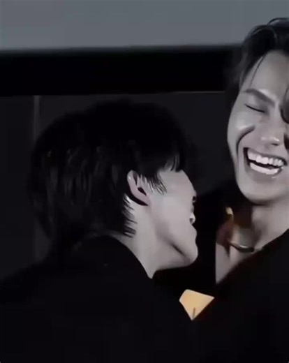 No fue el momento, pero sí fueron las personas correctas. La vida decidió separarlos cuando más se querían, no para borrar lo que existía, sino para hacerlo más fuerte. Aunque hoy caminen por caminos distintos, el lazo que los une no se rompe con el tiempo ni con la distancia. Hay amores que no se apagan, solo aprenden a esperar. Tal vez ahora no puedan tocarse, ni decirse todo lo que sienten, pero el corazón reconoce lo que es suyo. Y cuando el destino vuelve a acomodar las piezas, lo que es ve