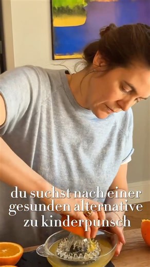Priscilla & Nina - Wir lieben Gemüse |nährstoffreich & zuckerarm on Instagram: "Vitaminreicher Kinderpunsch für die ganze Familie ✨🍊 Gerade in der kalten Jahreszeit braucht das Immunsystem kleine, liebevolle Unterstützer. Dieser Kinderpunsch steckt voller Vitamin C aus Orange & Zitrone, kombiniert mit milden Gewürzen, perfekt für Klein und Groß 💛 Natürlich süß durch Apfel, sanft gewürzt mit Zimt & Kurkuma und so abgestimmt, dass auch Kinder ihn gerne trinken. Ein warmer Begleiter für gemütlich