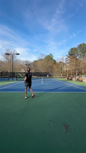 Ripping from the baseline with @eldonsosaa #tennis #baseline #tennistok #forehand