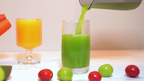 Cold Press Juicer,6" Large Feed Chute Juicer Machines for Whole Vegetables & Fruits,300W Slow Masticating Juicer Extractor,Easy to Clean & High Juice Yield