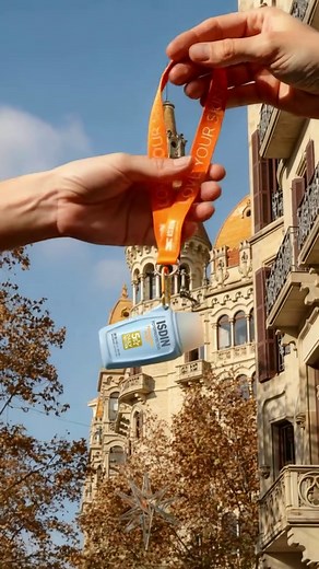 Fusion Water MAGIC te acompaña allá donde vayas en tu día a día. ☀️💙 El fotoprotector facial ideal que te sigue el ritmo con su textura ultraligera y protección Full Spectrum. 😎 #ISDIN #FusionWaterMAGIC #ProtecciónSolar #Sunscreen #SPF50