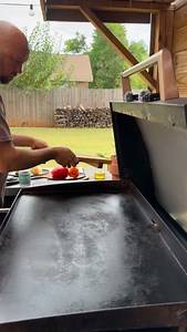 Chicken fajitas on the griddle! Sizzling peppers and onions, stacked high on a hot lodge cast iron skillet... wowing the party with that sizzle 😋👌 #fajita #griddlegrub #foodie #blackstone #dinner | Cook n woods