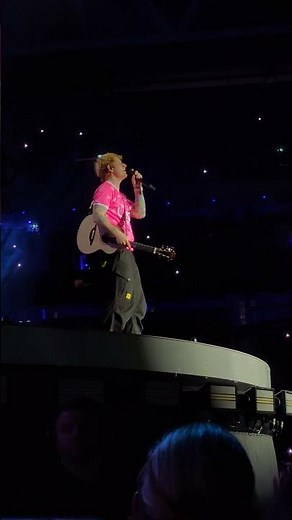 Ed Sheeran - 'Shape Of You' live #concert #edsheeran #shapeofyou #tour #looptour #edsheeransongs