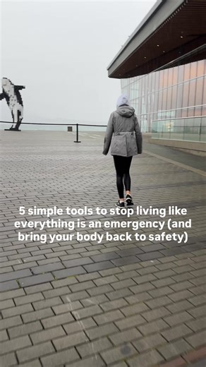 If your whole life feels like go-go-go, if your shoulders are permanently glued to your ears, if every text, every ask, every tiny thing feels urgent… Your body is probably running your day from fight-or-flight. And here’s the truth: your nervous system decides how you experience your life, not your to-do list, productivity, or planning. ✨ When you teach your body how to feel safe again, urgency melts. ✨ Options open. ✨ Life starts to feel doable instead of impossible. Here are 5 body-based tool