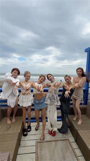 Kanae Watanabe on Instagram: "今日はみんなで海️ @avexbeach_paradise  撮影終わりにみんなで、 ハニーフラッシュ #キューティーハニー #cyberjapan #サイバージャパン #由比ヶ浜"