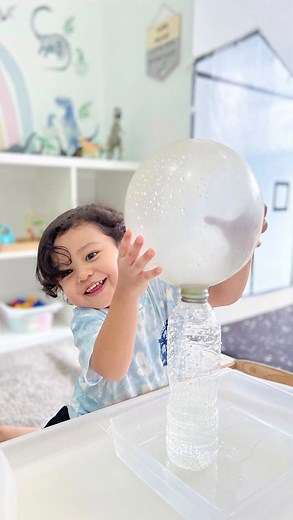 Peeja | Ayden & Alfie on Instagram: "Five Baking Soda & Vinegar Experiments for Toddlers! The stuff you can do with baking soda is endless. Let your toddler try these classic experiments and have the satisfaction of feeling like a magician! Plus, these hands-on experiments can help to boost their confidence logical thinking 🙌🏻 1. Volcano Eruption 🪄 Make a volcano look-alike (bottle & play dough). 🪄 Add baking soda and orange food colouring inside. 🪄 Let them pour the vinegar and watch the e