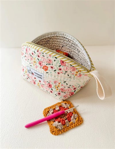 [New Tutorial] My new Allover Project Bag Tutorial & Pattern has released!🤗•The pattern comes with TWO different sizes and confident beginner friendly. •You can order my pattern at a reduced price now through Sunday 31st Dec. •I used @patternsbyannie Soft & Stable.•I highly recommend to use a fabric glue to hold the binding in place. You can use Elmer’s school glue as well. •Woven labels are in my shop. •Gold double slide zipper is in my shop.•I used 1” wide cotton webbing for handle. #minkikim