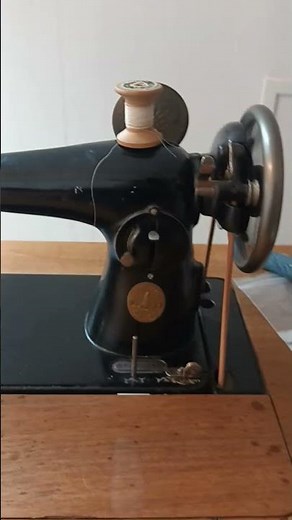 Mise en route d'une machine à coudre Singer à pédale.