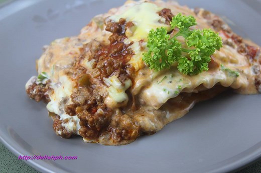 HOMEMADE NO BAKE PAN LASAGNA (FILIPINO STYLE) INGREDIENTS: 400g Lasagna 500g Ground Beef 2 medium sized Bell Pepper (green and red) (chopped) 4 pieces Tomatoes (strips) 2 cups Tomato Sauce 3/4 cup All-purpose Cream 1 cup Fresh Milk 1/2 cup Cheddar Cheese 1/2 cup Quick melt Cheese 1 medium sized Onions (chopped) 4 cloves Garlic (Minced) 1 tsp. Oregano (dried or fresh) Parsley Salt Pepper (More cheese) Visit: https://www.delishph.com/nobake-filipino-style-lasagna/ Special thanks to: Masflex: http: