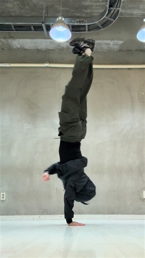 Breaking Seconds: B-Girl and B-Boy Dance Progression