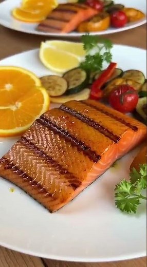 Do you cook salmon skin UP or DOWN first? #grilledsalmon #salmonrecipe #grillmaster #short