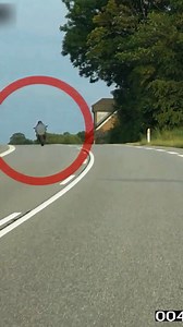 Motorcyklist kører 150 km/t på landevej - tæt på vanvidskørsel! 😱 December = gensyn med de klip, I elskede mest ❤️🎄 | Kanal 5