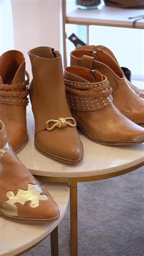 La Tienda de Buenos Aires 🇨🇱 on Instagram: "Ya viste el adelanto Otoño · Invierno? 🍂👢 Porque cuando un color es atemporal, nunca pasa de moda. El camel es ese cuero que lo tiene todo: ✨ elegante ✨ versátil ✨ perfecto para usar todo el año Sé la primera en descubrir lo nuevo y adelántate a la temporada ⚡️ 👉 Encuéntralos en el link del bio @latiendadebuenosaires 📍 O visítanos en Alonso de Córdoba 3894 🚚 Despachos a todo 🇨🇱 ✨ Gratis en compras sobre $130.000"