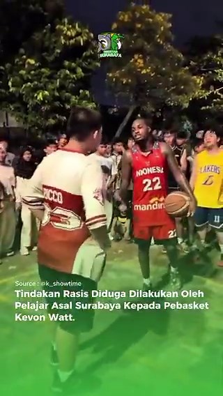 Konten kreator sekaligus streetballer Kevon Watt memberikan pelajaran langsung kpd seorang penantangnya di acara Park Takeover Surabaya.Lawannya memberikan gesture & kalimat rasis kepada Kevon dgn mengatakan monyet.Bikin malu orang Indo aja lu sialan!