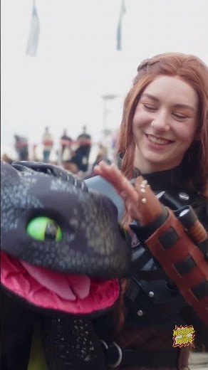We met real life Toothless at comic con! How To Train Your Dragon Cosplay #httyd