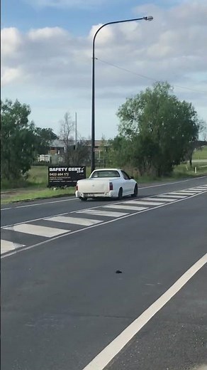 Vy commodore Ute hitting the limiter and backfire