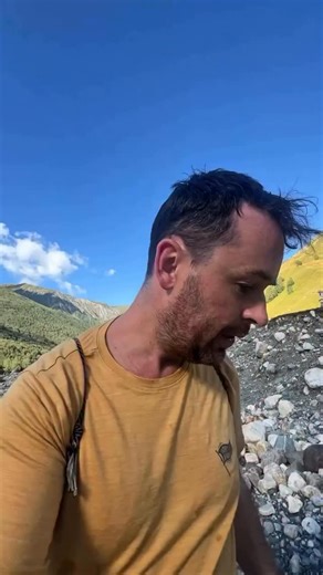 Tohle musíš zažít! 🙈😳 Trek z Mestia do Ushguli patří k tomu nejkrásnějšímu, co můžeš v horách Gruzie zažít. Je to legendární přechod srdcem Svanetie. Drsný, syrový, a přitom neuvěřitelně lidský. Celý trek má zhruba 55 kilometrů a jde se 3 dny. Každý den tě čekají zelené kopečky, horské louky, kamenné věže staré stovky let, ledovce v dálce a pocit, že jsi se vrátil o pár století zpátky. Tady se nespěchá. Tady se jde, dýchá a kouká. Jedním z nejsilnějších momentů celého treku je přechod divoké ř